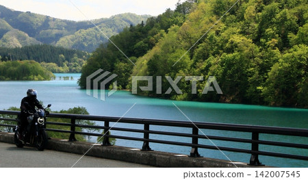 沿著鈷藍色的湖邊遊覽 沿著鈷藍色的湖邊遊覽 142007545