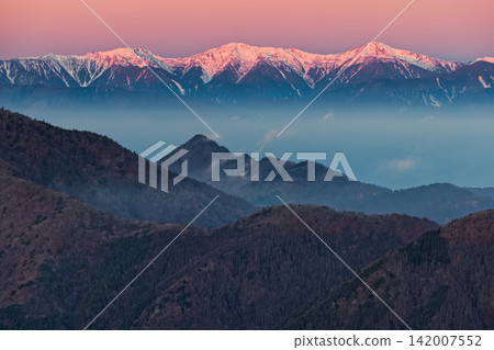 從三峠山看到的南阿爾卑斯山脈和白峰三山的日出。 從三峠山看到的南阿爾卑斯山脈和白峰三山的日出。 142007552