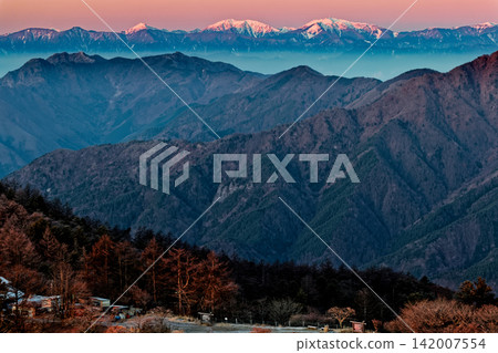 從Mitsu Pass南阿爾卑斯山,荒川山,赤石山,日出山看到的日出。 從Mitsu Pass南阿爾卑斯山,荒川山,赤石山,日出山看到的日出。 142007554