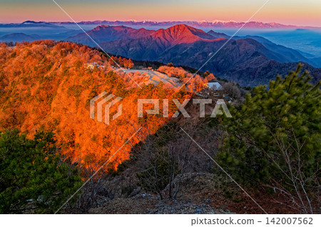 Southern Alps mountains at sunrise seen from Mitsuya Southern Alps mountains at sunrise seen from Mitsuya 142007562