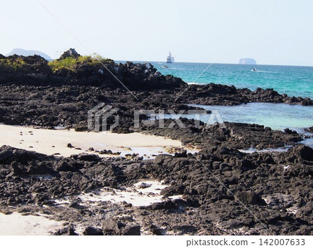 加拉巴哥群島:拉斯巴查斯火山口的熔岩海岸和美麗的藍色大海(厄瓜多) 加拉巴哥群島:拉斯巴查斯火山口的熔岩海岸和美麗的藍色大海(厄瓜多) 142007633