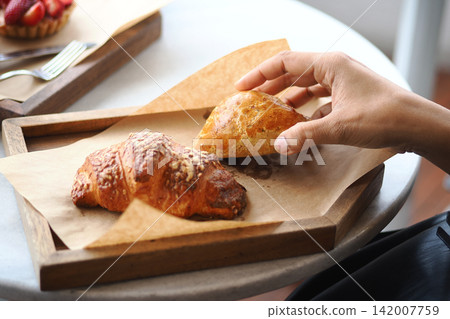 Morning snack at a cafe 142007759