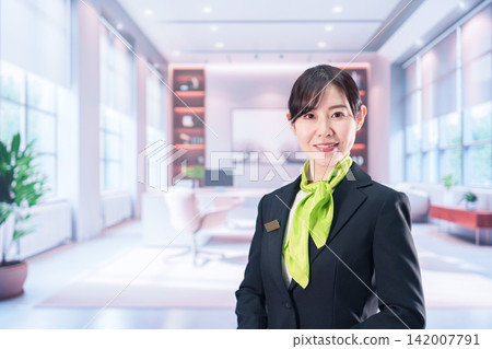 一位在辦公室前台工作的女接待員。 142007791