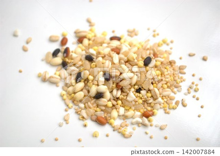白色背景上的穀物 白色背景上的穀物 142007884