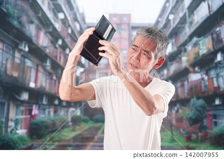 A poor elderly man suffering from financial difficulties due to rising prices. A poor elderly man suffering from financial difficulties due to rising prices. 142007955