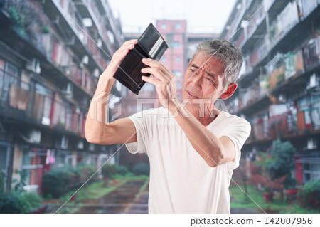 一位貧困的老人因物價上漲而面臨經濟困難。 一位貧困的老人因物價上漲而面臨經濟困難。 142007956