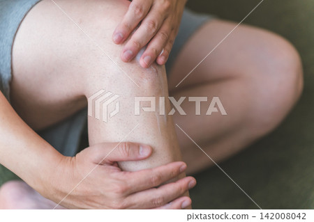 男士腿部護理:在膝蓋和小腿上塗抹乳霜 男士腿部護理:在膝蓋和小腿上塗抹乳霜 142008042