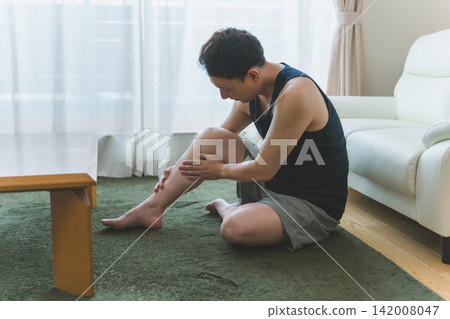 Men's leg skincare for men in their 40s, focusing on knee and shin care. Men's leg skincare for men in their 40s, focusing on knee and shin care. 142008047