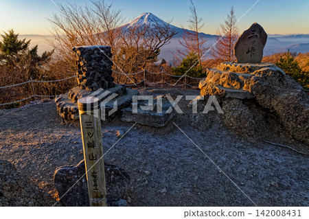 Mount Fuji as seen from the summit of Mitsutoge Mountain in the early morning. Mount Fuji as seen from the summit of Mitsutoge Mountain in the early morning. 142008431