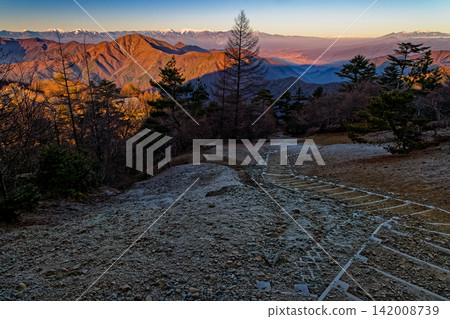 The Southern Alps, Northern Alps, and Yatsugatake Mountains as seen from just below the summit of Mitsutoge Mountain in the early morning. The Southern Alps, Northern Alps, and Yatsugatake Mountains as seen from just below the summit of Mitsutoge Mountain in the early morning. 142008739