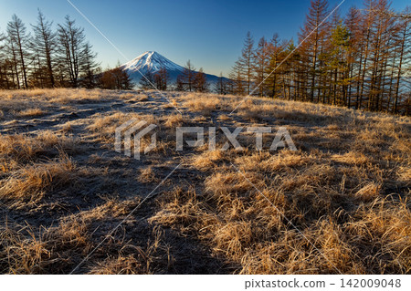 清晨的御津峠和木梨山草原,以及富士山。 清晨的御津峠和木梨山草原,以及富士山。 142009048