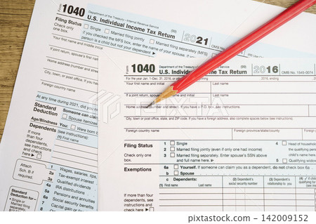 Tax form 1040 U.S. Individual Income Tax Return, business finance concept. Tax form 1040 U.S. Individual Income Tax Return, business finance concept. 142009152