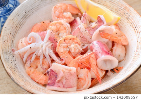 Sautéed and stir-fried shrimp and squid. A simple dish of Pacific white shrimp and red squid. 142009557