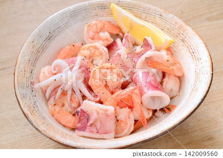 Sautéed and stir-fried shrimp and squid. A simple dish of Pacific white shrimp and red squid. Sautéed and stir-fried shrimp and squid. A simple dish of Pacific white shrimp and red squid. 142009560
