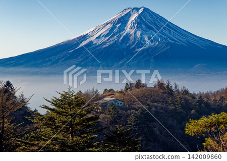 從光峠/大高山看到的山間小屋和富士山 142009860