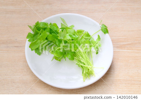 Hime-mitsuba (Japanese parsley) is a type of mitsuba with small, slender stems. Hime-mitsuba (Japanese parsley) is a type of mitsuba with small, slender stems. 142010146