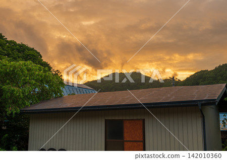 Sunset sky dyed orange Sunset sky dyed orange 142010360
