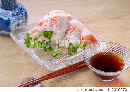 夏季菜餚:涼拌涮涮豬肉,裹上磨碎的山藥和白蘿蔔苗。 夏季菜餚:涼拌涮涮豬肉,裹上磨碎的山藥和白蘿蔔苗。 142010570