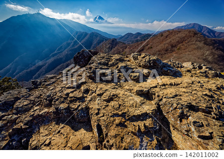 Mitsutoge Pass and Mount Fuji as seen from the Honshagamaru ridge and Tsukuriwa rock. Mitsutoge Pass and Mount Fuji as seen from the Honshagamaru ridge and Tsukuriwa rock. 142011002
