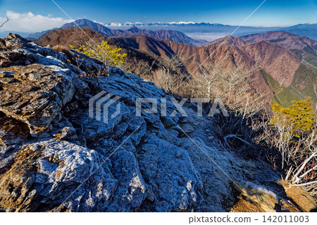 A view of Mt. Misaka Kurodake and the Southern Alps from the Honshagamaru ridge and the Frosty Rock. A view of Mt. Misaka Kurodake and the Southern Alps from the Honshagamaru ridge and the Frosty Rock. 142011003