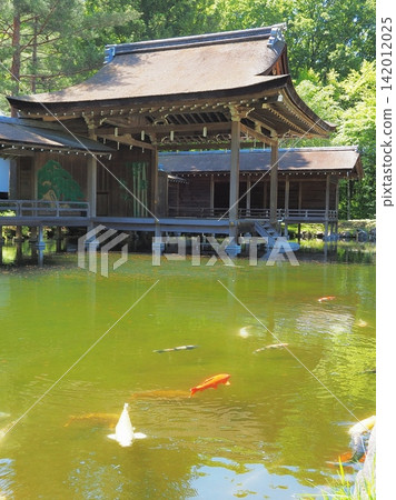 山梨縣,禊神社,能劇場和聖池,五月 山梨縣,禊神社,能劇場和聖池,五月 142012025