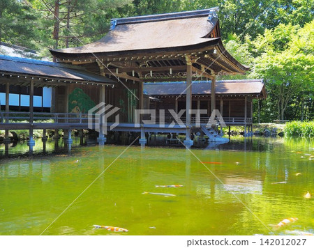 山梨縣,禊神社,能劇場和聖池,五月 山梨縣,禊神社,能劇場和聖池,五月 142012027