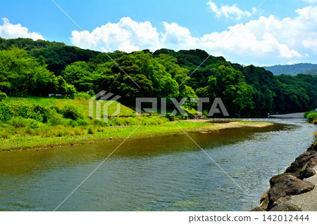 伊勢神宮和五十鈴河的景色 142012444