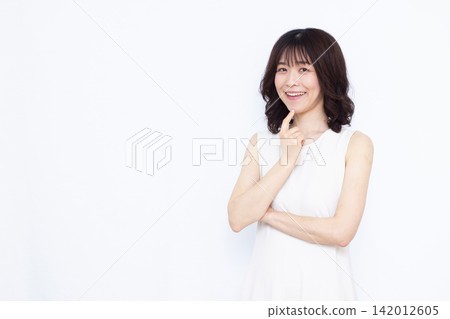 微笑著思考的女人 142012605