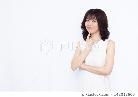 微笑著思考的女人 142012606