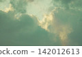 傍晚的太陽透過雲層顯現出來。 142012613