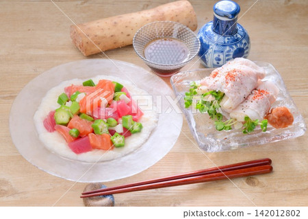 Cold dishes featuring nagaimo (Japanese yam), yam with tuna or salmon, and thinly sliced yam wrapped around cold shabu-shabu meat. Cold dishes featuring nagaimo (Japanese yam), yam with tuna or salmon, and thinly sliced yam wrapped around cold shabu-shabu meat. 142012802