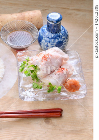 Cold dishes featuring nagaimo (Japanese yam), yam with tuna or salmon, and thinly sliced yam wrapped around cold shabu-shabu meat. Cold dishes featuring nagaimo (Japanese yam), yam with tuna or salmon, and thinly sliced yam wrapped around cold shabu-shabu meat. 142012808