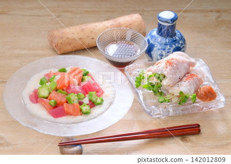 以長薯(日本山藥)為特色的冷菜、山藥配鮪魚或鮭魚,以及用薄片山藥包裹冷的涮涮鍋肉。 以長薯(日本山藥)為特色的冷菜、山藥配鮪魚或鮭魚,以及用薄片山藥包裹冷的涮涮鍋肉。 142012809