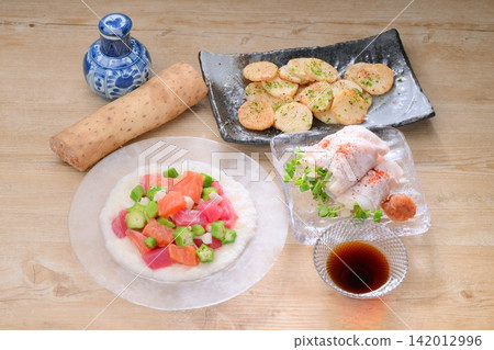 用長薯(日本山藥)做的各種菜餚:山藥卷(配金槍魚和鮭魚)、用切碎的長薯包裹的冷涮涮鍋、用黃油和醬油炒的長薯。 用長薯(日本山藥)做的各種菜餚:山藥卷(配金槍魚和鮭魚)、用切碎的長薯包裹的冷涮涮鍋、用黃油和醬油炒的長薯。 142012996