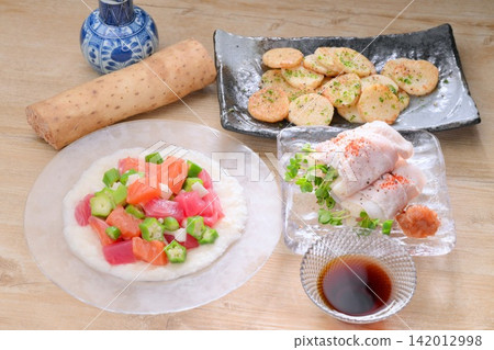 用長薯（日本山藥）做的各種菜餚：山藥卷（配金槍魚和鮭魚）、用切碎的長薯包裹的冷涮涮鍋、用黃油和醬油炒的長薯。 142012998