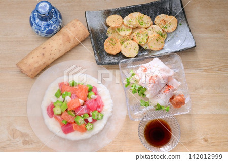 用長薯(日本山藥)做的各種菜餚:山藥卷(配金槍魚和鮭魚)、用切碎的長薯包裹的冷涮涮鍋、用黃油和醬油炒的長薯。 用長薯(日本山藥)做的各種菜餚:山藥卷(配金槍魚和鮭魚)、用切碎的長薯包裹的冷涮涮鍋、用黃油和醬油炒的長薯。 142012999