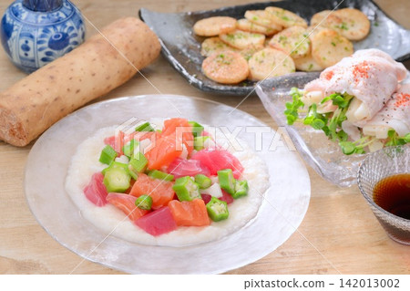 用長薯(日本山藥)做的各種菜餚:山藥卷(配金槍魚和鮭魚)、用切碎的長薯包裹的冷涮涮鍋、用黃油和醬油炒的長薯。 用長薯(日本山藥)做的各種菜餚:山藥卷(配金槍魚和鮭魚)、用切碎的長薯包裹的冷涮涮鍋、用黃油和醬油炒的長薯。 142013002