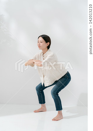 女人做下蹲 女人做下蹲 142013210