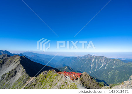 [Mountain Scenery] View of Mt. Okuhotaka and Yarigatake Mountain Hut from the summit of Mt. Yarigatake [Nagano Prefecture] 142013471