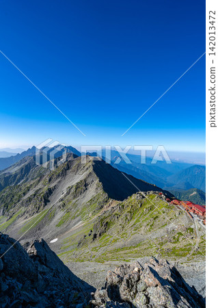 [Mountain Scenery] View of Mt. Okuhotaka and Yarigatake Mountain Hut from the summit of Mt. Yarigatake [Nagano Prefecture] 142013472