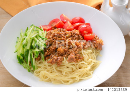 炸醬麵升級版。配料包括黃瓜和聖女果，肉醬中加入了嫩豆腐和醃菜碎。 142013889