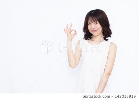 Woman signing OK Woman signing OK 142013919
