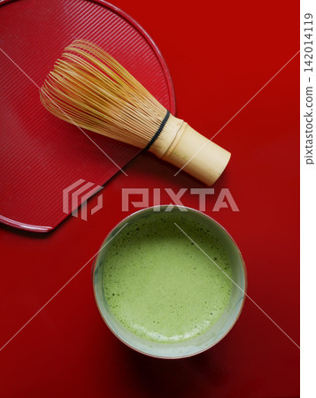 用竹製茶筅和茶碗沖泡抹茶的特寫。 用竹製茶筅和茶碗沖泡抹茶的特寫。 142014119