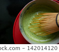 用竹製茶筅和茶碗沖泡抹茶的特寫。 142014120