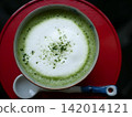 一杯新鮮沖泡的熱抹茶拿鐵。 142014121