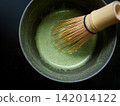用竹製茶筅和茶碗沖泡抹茶的特寫。 142014122