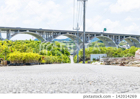 The continuous arch bridges of the Okinawa Expressway and the road stretching into the distance. The continuous arch bridges of the Okinawa Expressway and the road stretching into the distance. 142014269