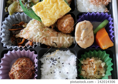 A bento box perfect for cherry blossom viewing and other events. A bento box perfect for cherry blossom viewing and other events. 142014306