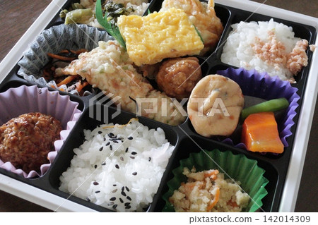 A bento box perfect for cherry blossom viewing and other events. A bento box perfect for cherry blossom viewing and other events. 142014309