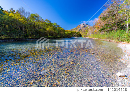 【上高地的秋葉】上高地的秋天:梓川和燒山【長野縣】 【上高地的秋葉】上高地的秋天:梓川和燒山【長野縣】 142014528
